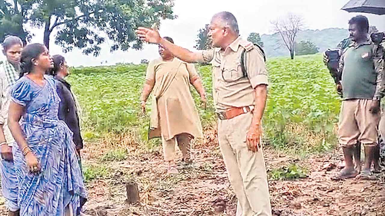 పోడు సాగుదారులపై అటవీశాఖ దౌర్జన్యం