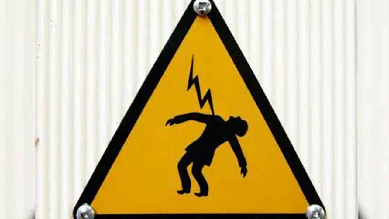 పొలానికి వెళ్లి.. విద్యుదాఘాతంతో రైతు మృతి