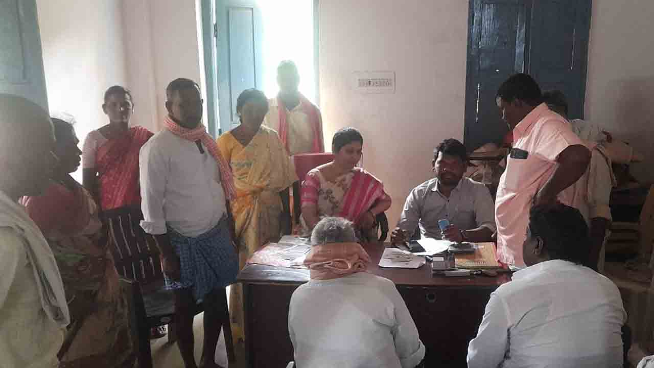 Farmer Registry | ఫార్మర్ రిజిస్ట్రీని పరిశీలించిన ఏవో.. 