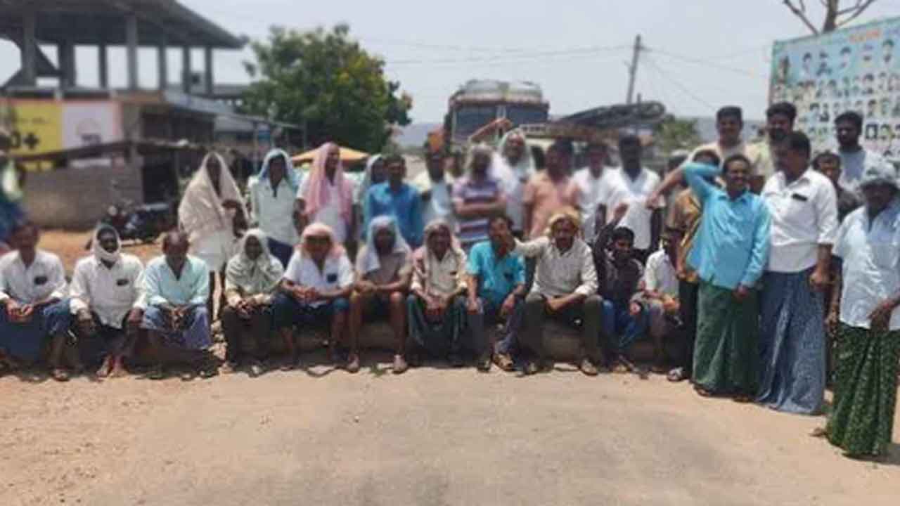 ధాన్యం డబ్బులు ఎప్పుడిస్తరు?.. నూజివీడు కంపెనీ వద్ద ఆందోళన