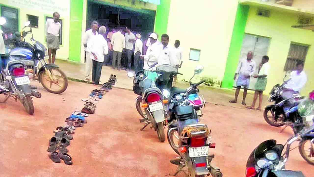 యూరియా కోసం క్యూలో చెప్పులు