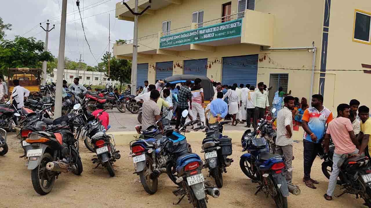 యూరియా కోసం రైతుల పడిగాపులు