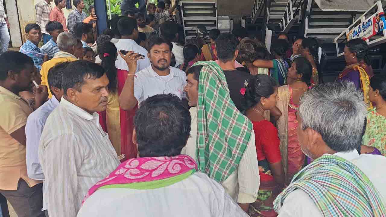 ఎరువుల కోసం రైతుల అగచాట్టు