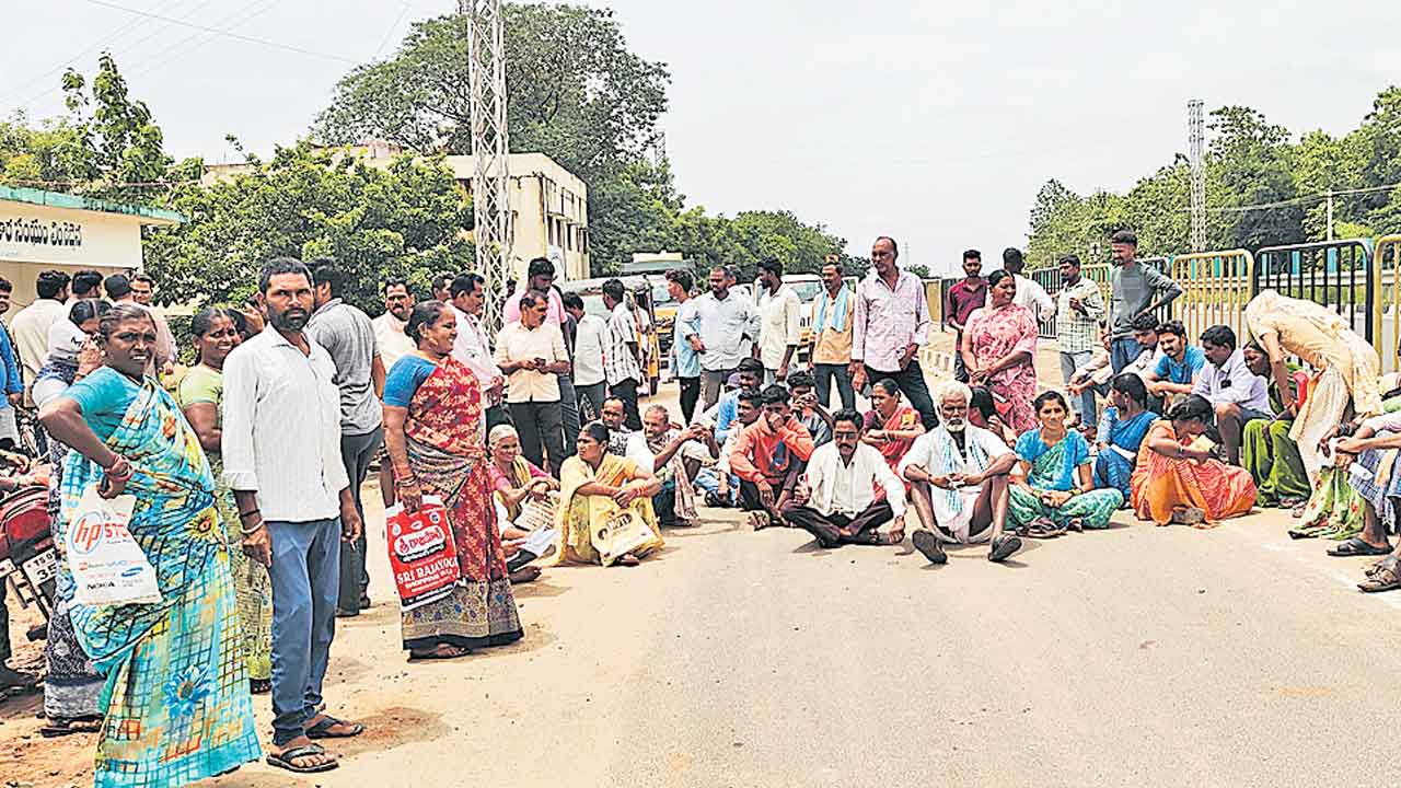యూరియా కోసం తప్పని నిరీక్షణ.. సొసైటీల ఎదుట బారులు.. సర్కార్ తీరుపై రైతుల ఆగ్రహం