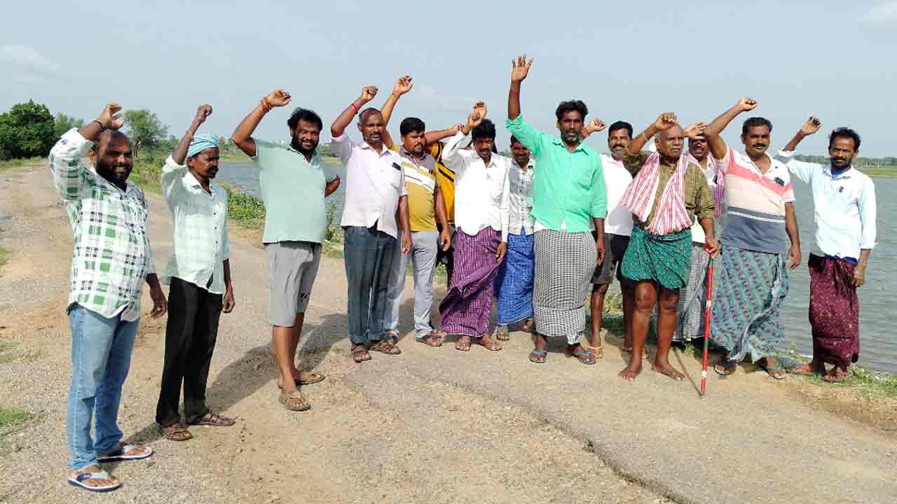 Torruru | రాజేంద్రుడి బెదిరింపులు.. అర్ధాంతరంగా నిలిపివేసిన కట్ట మరమ్మత్తు పనులు..