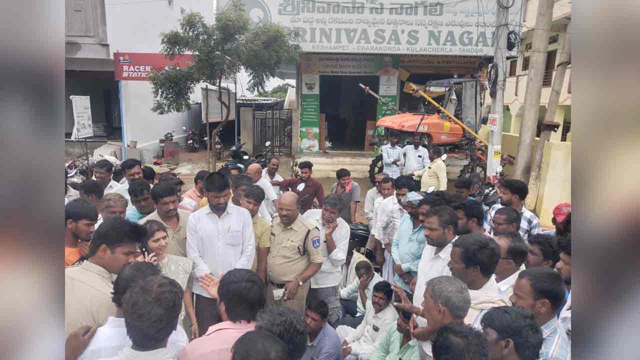 ఫర్టిలైజర్‌ దుకాణదారుడి నోటిదూల..! కేశంపేట‌లో రోడ్డెక్కిన రైత‌న్న‌లు..!!