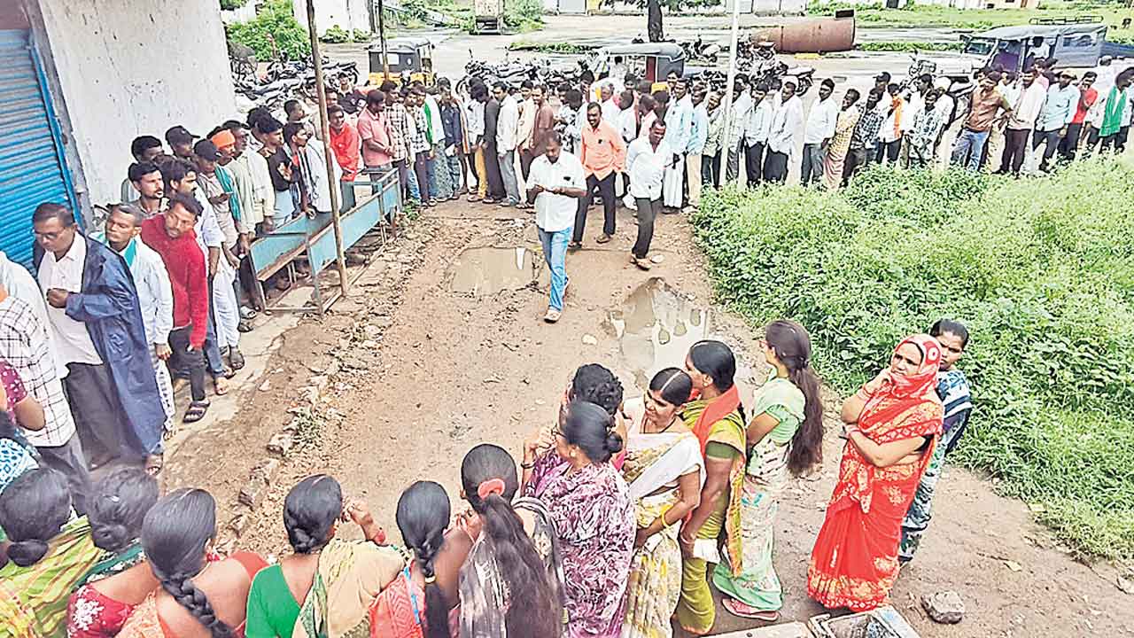 యూరియా వేట.. పొద్దంతా తండ్లాట