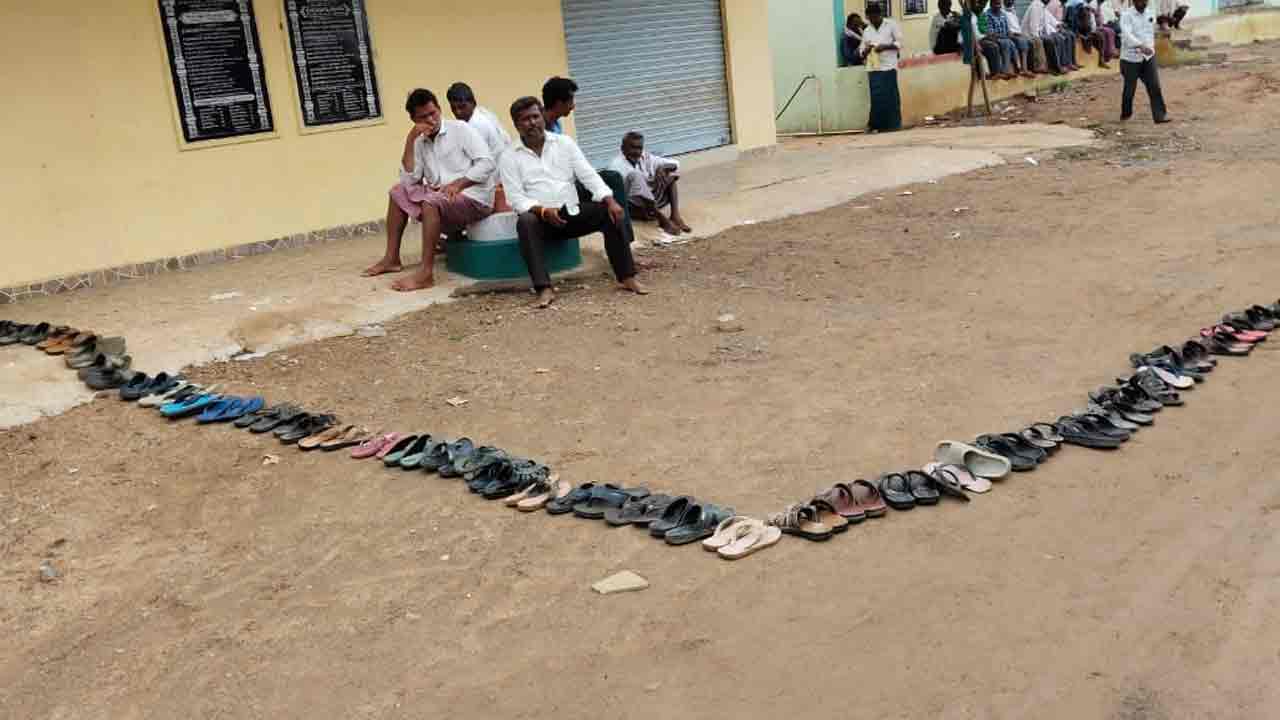 KTR | క్యూలైన్‌లో ఉన్న ఈ చెప్పులే.. చెప్పుల దండలుగా మారే రోజు దగ్గర్లోనే ఉంది.. సీఎం రేవంత్ రెడ్డిని హెచ్చరించిన కేటీఆర్