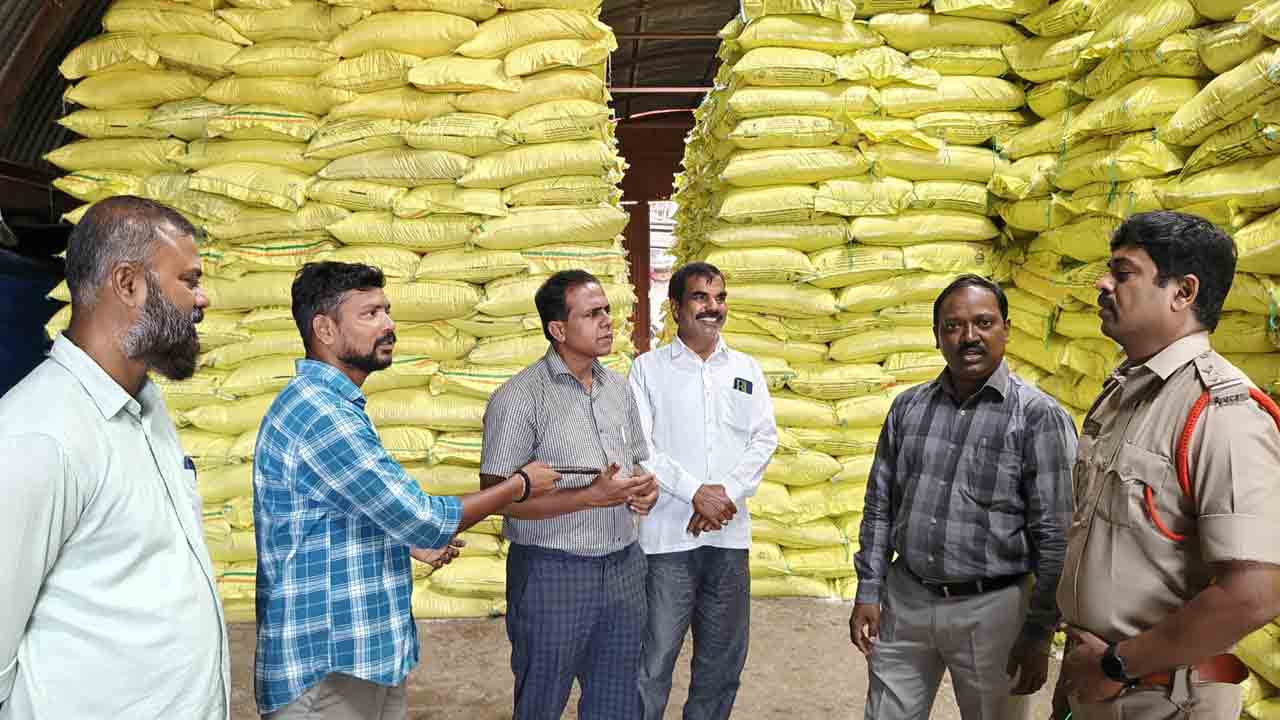 Fertilizers | ఫర్టిలైజర్‌ షాపుల్లో ఎమ్మార్వో ఆకస్మిక తనిఖీలు
