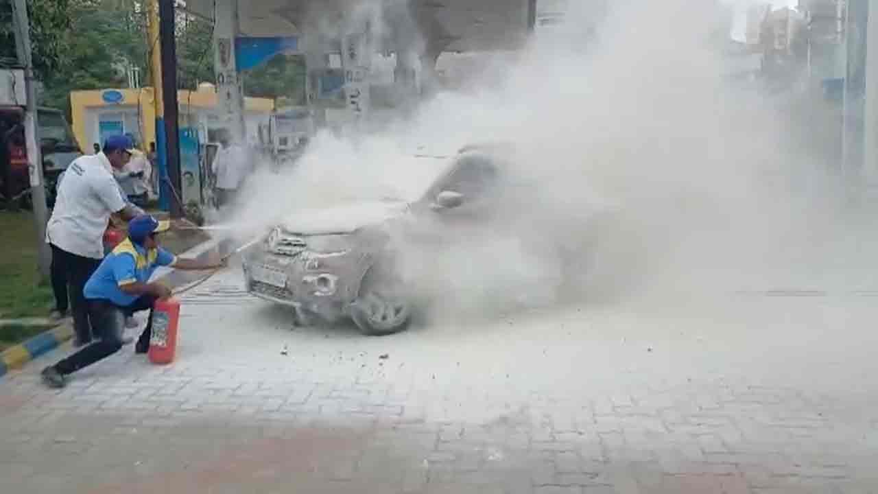 Hyderabad | వేగంగా వెళ్తున్న‌ కారులో మంటలు