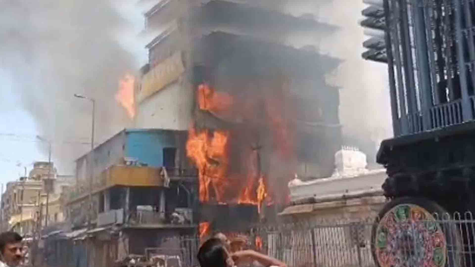 Tirupati | తిరుపతి గోవిందరాజస్వామి ఆలయం వద్ద అగ్నిప్రమాదం.. పరుగులు పెట్టిన భక్తులు