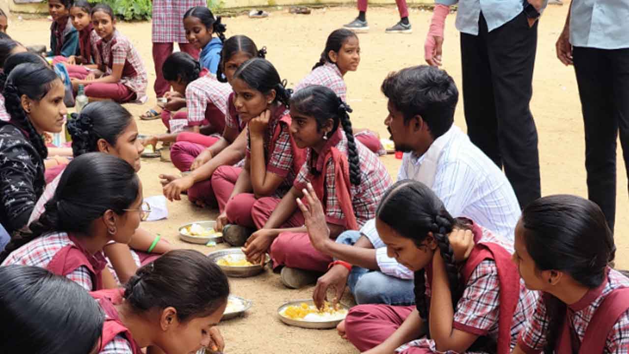 ప్రభుత్వ నిర్లక్ష్యంతోనే గురుకుల పాఠశాల్లో ఫుడ్‌పాయిజన్‌ : శ్రీకాంత్‌