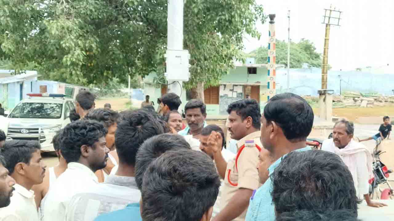 కలెక్టరేట్కు వెళ్లకుండా సీడ్ రైతులను అడ్డుకుంటున్న పోలీసులు