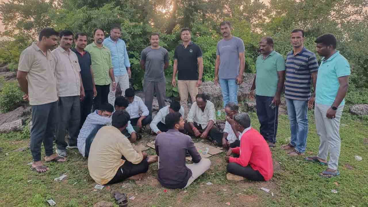 Gambling | పేకాట స్థావరంపై పోలీసుల దాడి