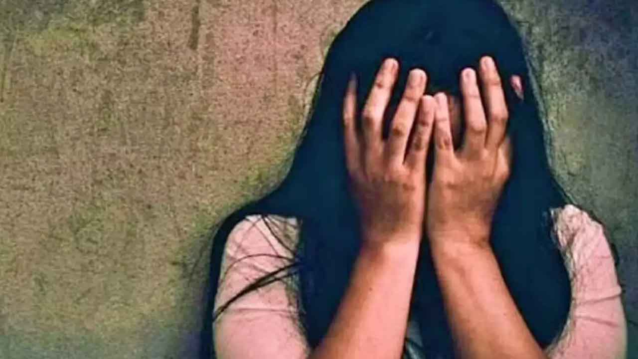 బెంగళూరులో మహిళపై గ్యాంగ్‌రేప్‌.. ఇంట్లోని రిఫ్రిజిరేటర్‌, వాషింగ్‌ మెషీన్‌, టీవీ ఎత్తుకెళ్లిపోయిన నిందితులు