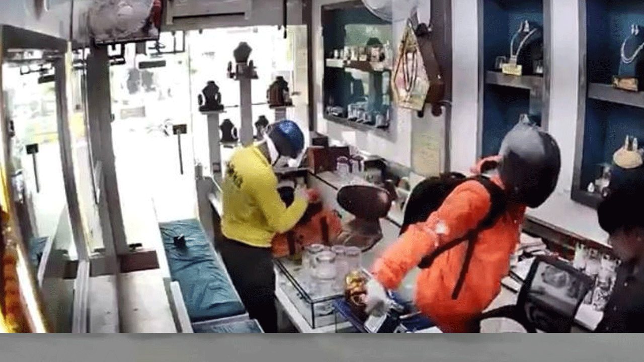 Jewellery Store: ఫుడ్ డెలివ‌రీ బాయ్స్ దుస్తుల్లో వ‌చ్చి.. నగల షాపులో దొంగ‌త‌నం.. వీడియో