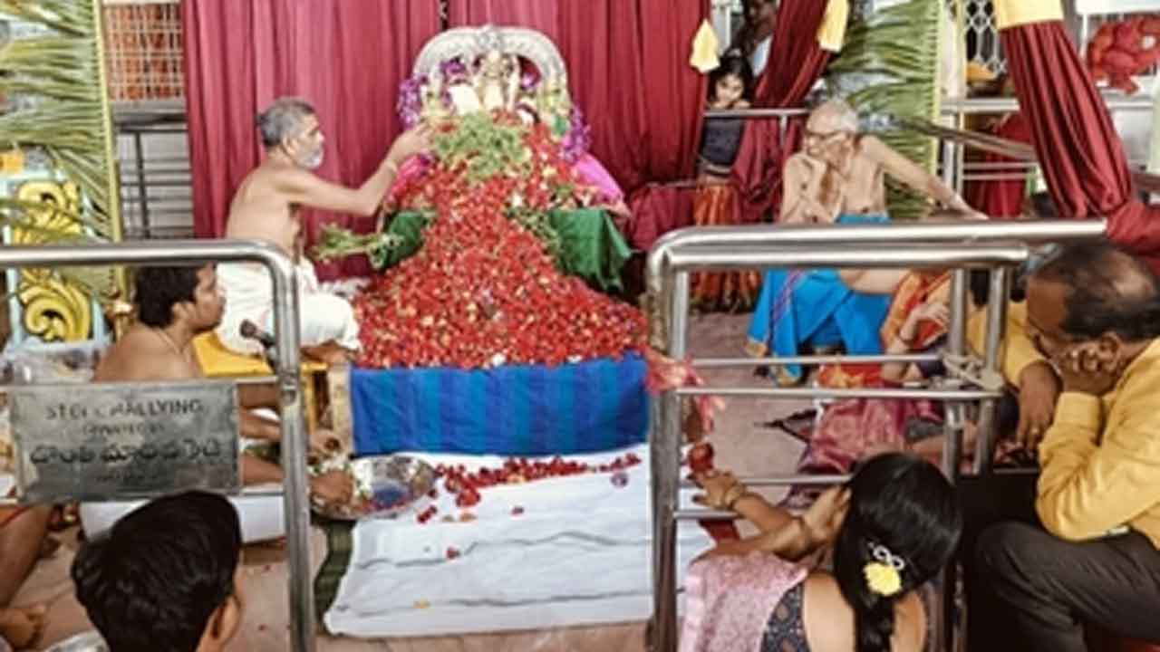Geesukonda | లక్ష్మీనరసింహ స్వామి ఆలయంలో ఘనంగా లక్ష పుష్పార్చన వేడుకలు