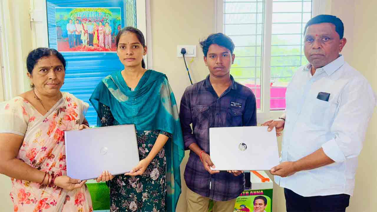 Gift A Smile | కేటీఆర్ గిఫ్ట్ ఏ స్మైల్ స్ఫూర్తి.. నిరుపేద విద్యార్థులకు ల్యాప్‌టాప్‌లు అందజేసిన మాజీ సర్పంచ్
