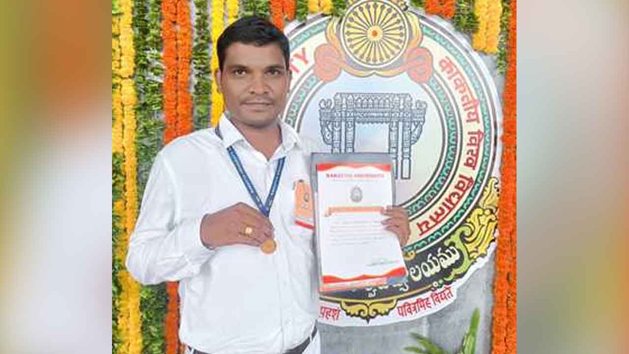 Gold medal | పేదింటి యువకుడికి గోల్డ్ మెడల్..హర్షం వ్యక్తం చేసిన రత్నగిరి గ్రామస్తులు