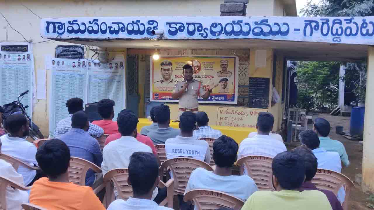 ప్రజలంతా అనుమానితుల విషయంలో అప్రమత్తంగా ఉండాలి: ఎస్ఐ మల్లేశ్‌