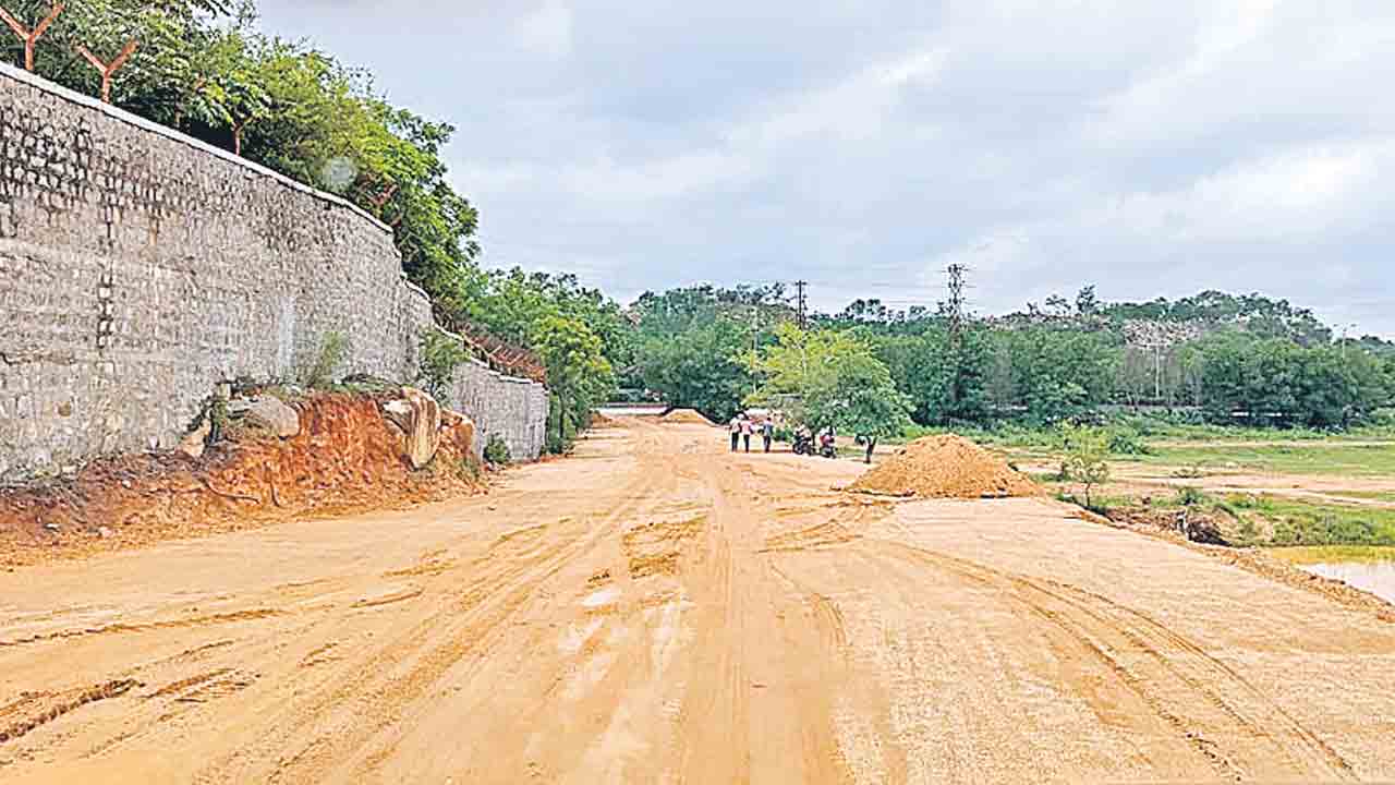 గోపన్‌పల్లిలో గూండారాజ్‌!