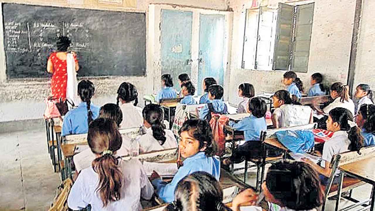 పాఠం చదవరాదు.. లెక్కలు చేయలేరు!