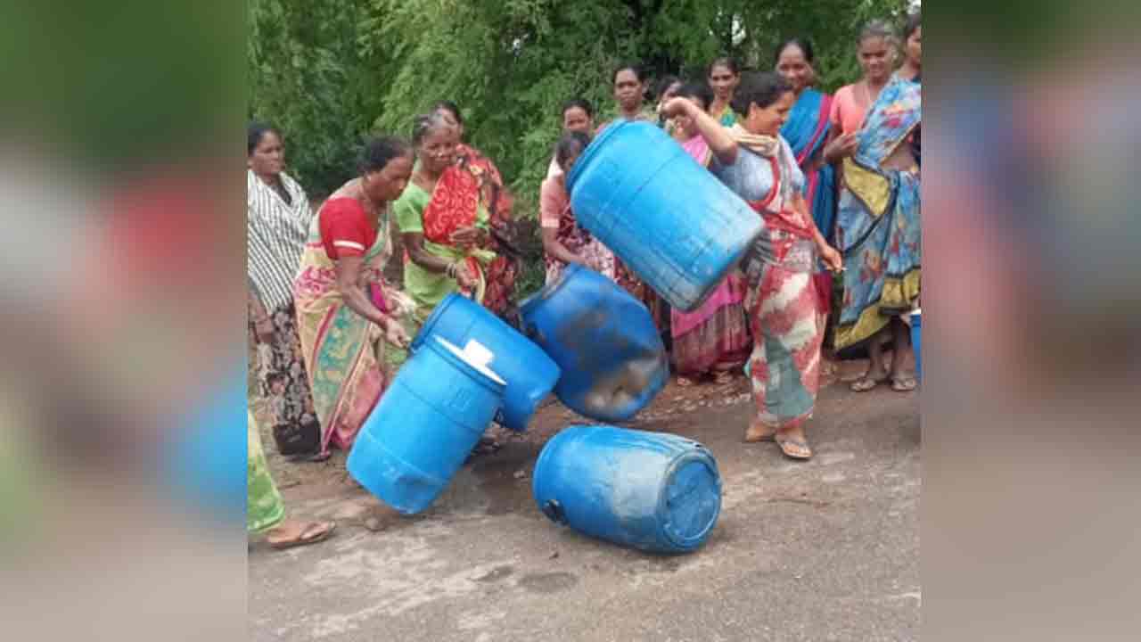 Mahabubabad | గుడుంబా స్థావరాలపై మహిళలు దాడి