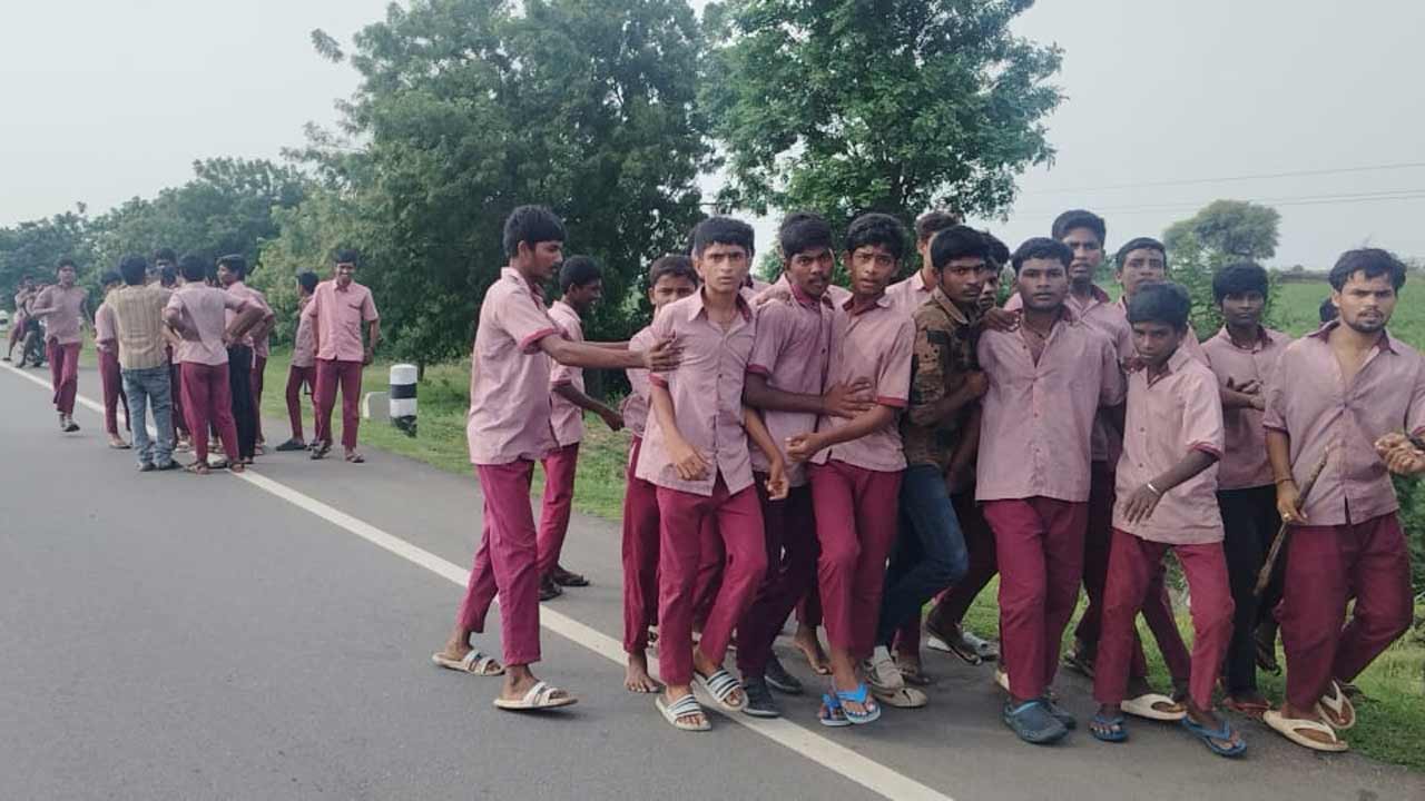 సమస్యల పరిష్కారానికి గురుకుల విద్యార్థుల పాదయాత్ర.. నచ్చజెప్పేందుకు అధికారుల ప్రయత్నాలు!