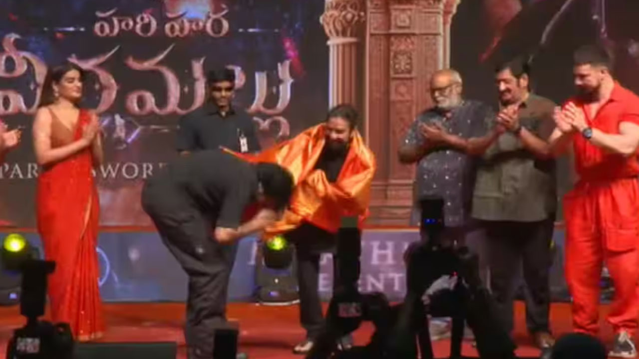 Pawan Kalyan | వేదిక‌పై గురువు పాదాల‌కి న‌మ‌స్క‌రించి ఆయ‌న‌ని శాలువాతో స‌త్క‌రించిన ప‌వ‌న్ క‌ళ్యాణ్‌