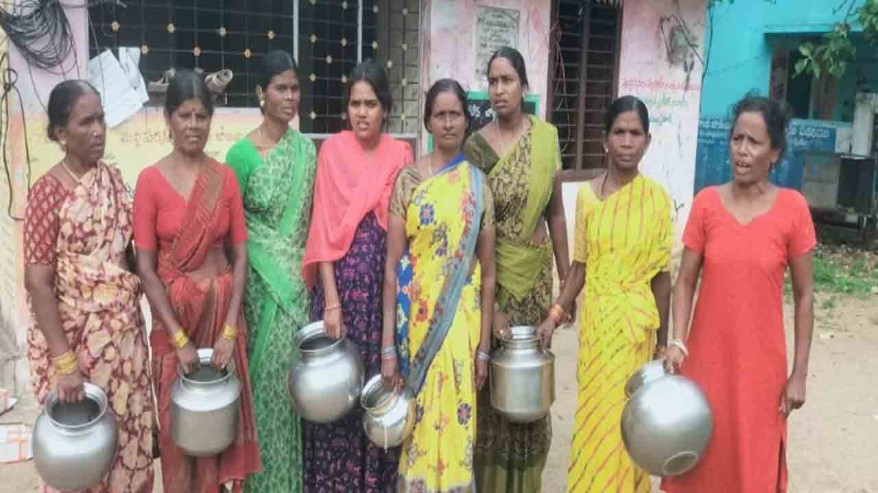 Chinna Mulkanoor village | చిన్న ముల్కనూరులో నీటి ఎద్దడిపై మహిళల నిరసన