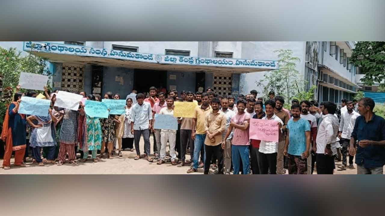 Job calendar | జాబ్‌ క్యాలెండర్‌ విడుదల చేయాలని నిరుద్యోగుల నిరసన