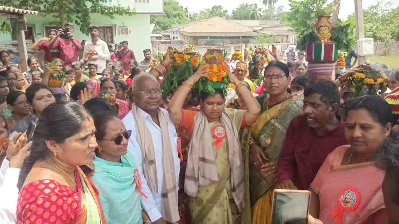 Haripriya | ఇల్లందులో బోనాల వేడుకలు.. బోనమెత్తిన మాజీ ఎమ్మెల్యే హరిప్రియ