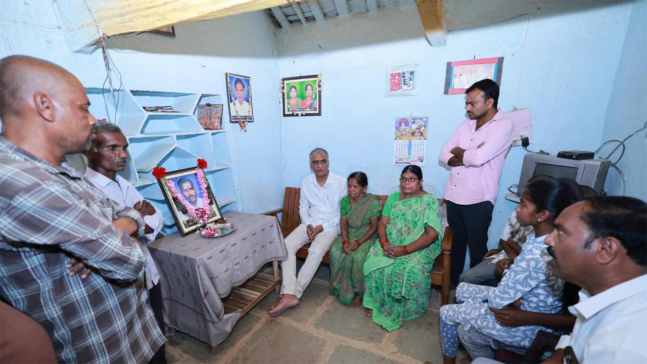 బీఆర్‌ఎస్‌ కార్యకర్త కుటుంబానికి హరీశ్‌ రావు భరోసా