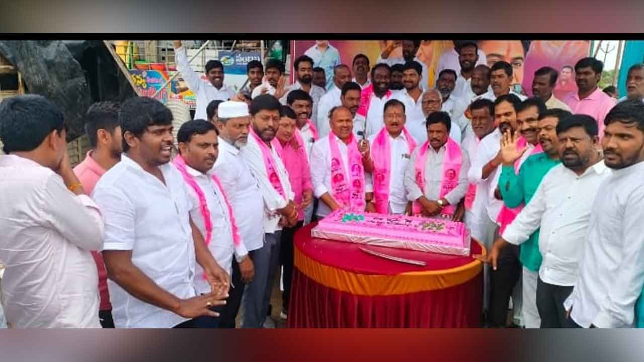KTR birthday | కేటీఆర్ బర్త్‌డే.. హత్మూరలో దుప్పట్లు పంపిణీ