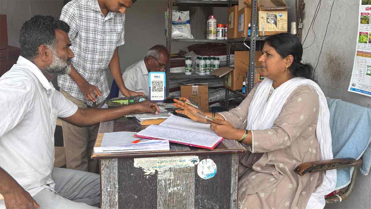 హవేలీ ఘన్పూర్లో ఎరువుల దుకాణాల తనిఖీ