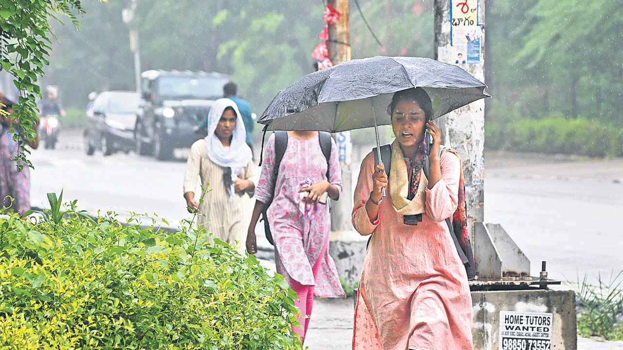 Telangana | రాష్ట్రంలో భారీ వర్షాలు.. 13 జిల్లాల్లో విద్యాసంస్థలకు సెలవులు.. పరీక్షలు వాయిదా