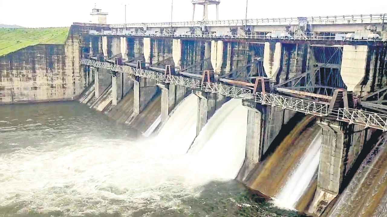 జోరువాన.. ఉప్పొంగి ప్రవహిస్తున్న వాగులు.. వంకలు