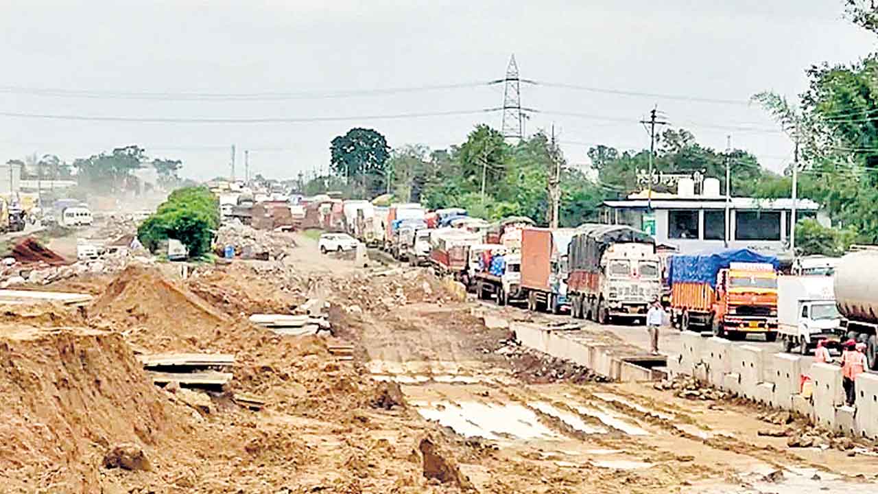 ఏ పనీ లేకుండా రోడ్లపైకి ఎందుకు?.. ట్రాఫిక్‌ జామ్‌పై ఎన్‌హెచ్‌ఏఐ వ్యాఖ్యలు.. ఎంపీ హైకోర్టు తీవ్ర ఆగ్రహం