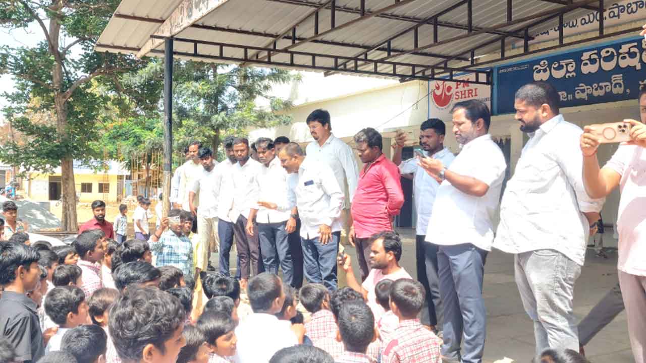 Shabad | విద్యార్థులను బూతులు తిడుతూ కాలితో తన్నిన ప్రధానోపాధ్యాయుడు.. హెచ్‌ఎంను తొలగించాలని గ్రామస్తుల ధర్నా