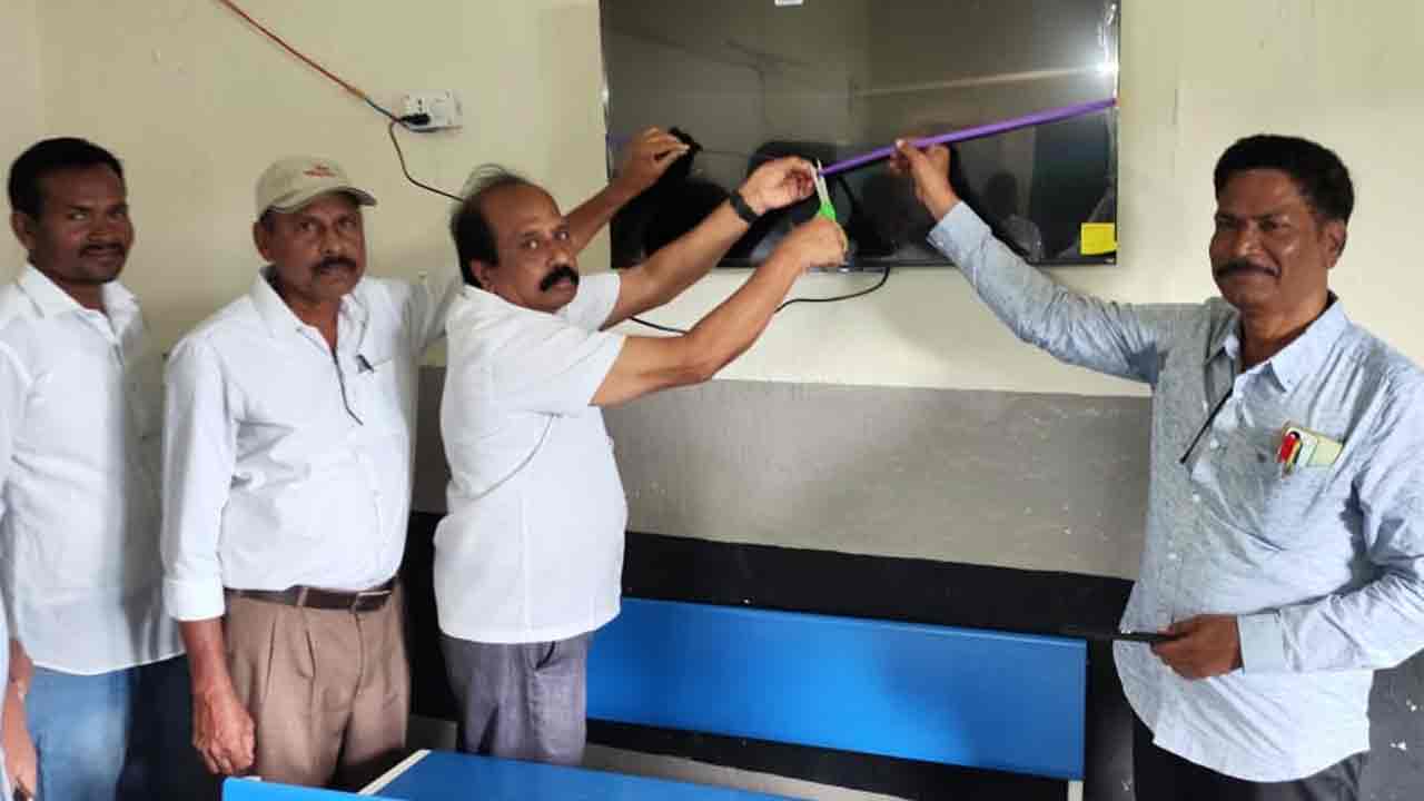 గొప్ప మ‌న‌సు చాటుకున్న ప్ర‌ధానోపాధ్యాయుడు.. పాఠ‌శాల‌కు టీవీ బ‌హుక‌ర‌ణ