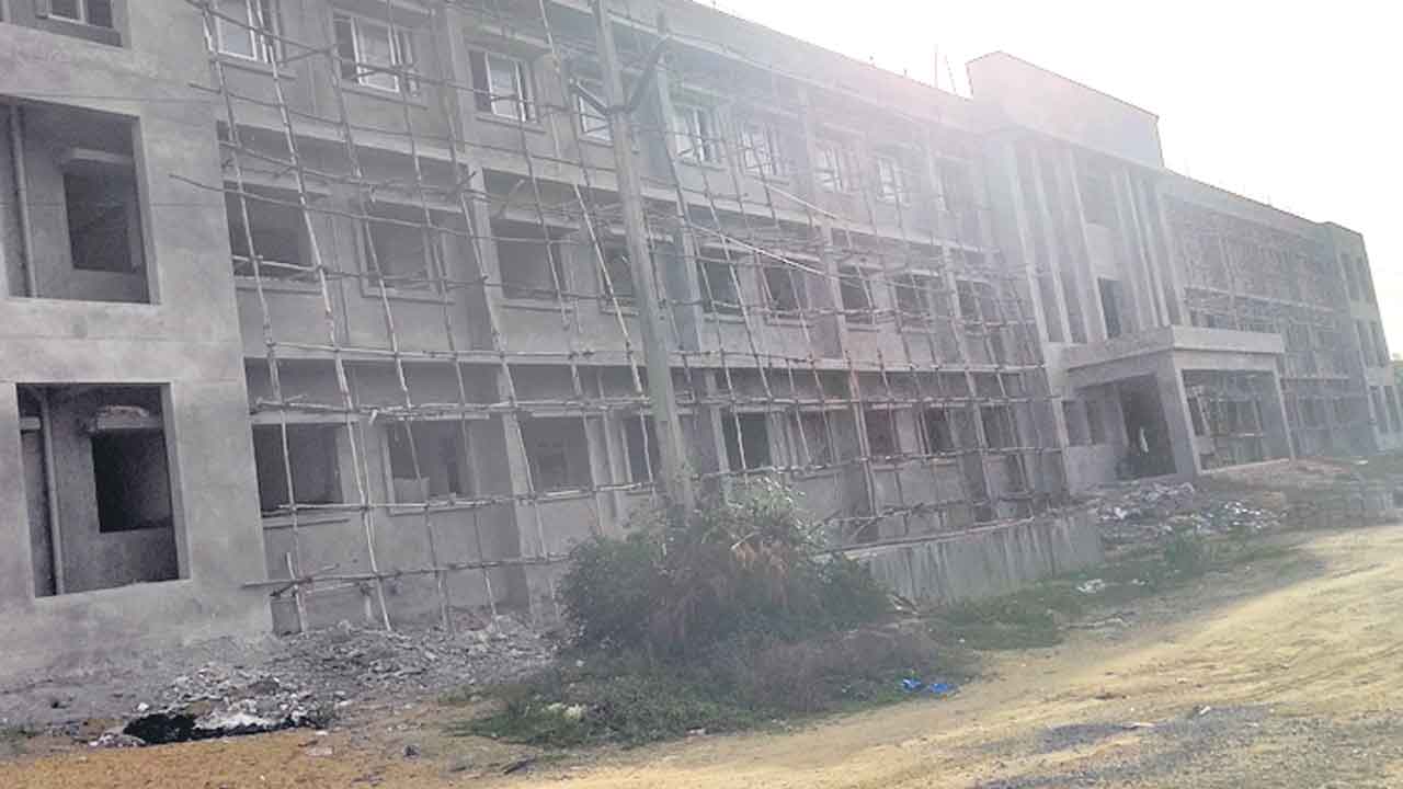 వందపడకలపై నిర్లక్ష్యమేలా?.. చెన్నూర్‌లో అర్ధాంతరంగా నిలిచిపోయిన దవాఖాన భవన నిర్మాణం