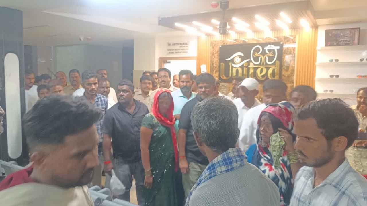 మహిళ మృతిపై గిరిజనుల ఆందోళన