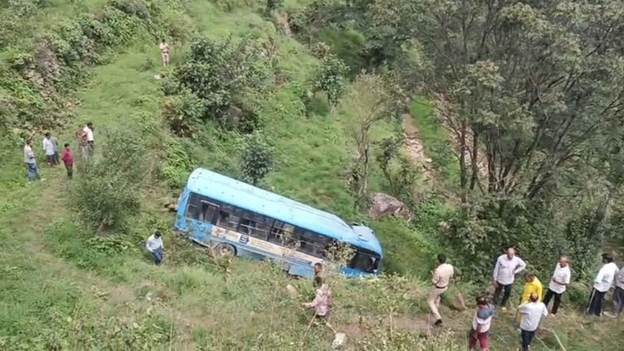 HRTC Bus: హిమాచ‌ల్ లోయ‌లో ప‌డిన బ‌స్సు.. అయిదుగురు మృతి, 20 మందికి గాయాలు