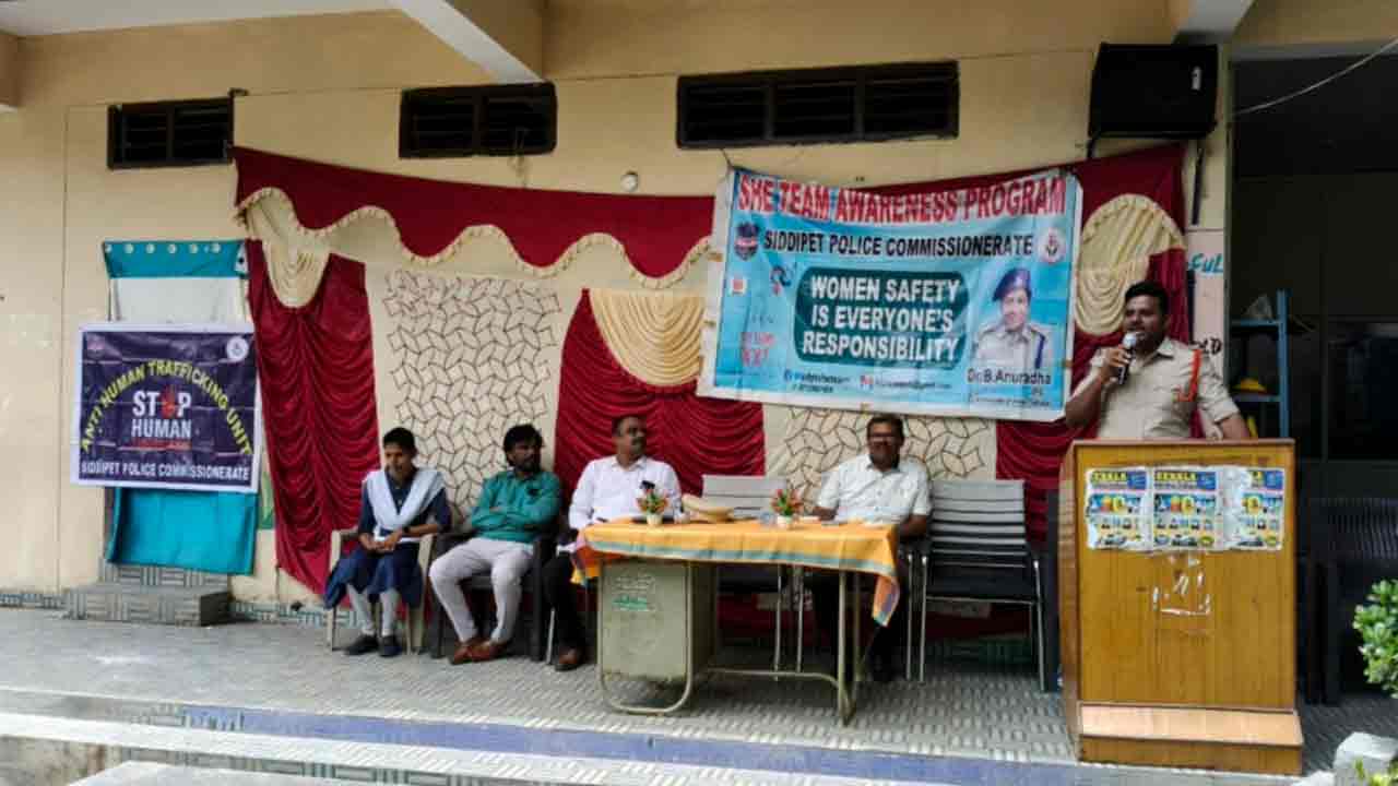 ఇష్టపడి చదివి ఉన్నత స్థానాలకు చేరుకోవాలి : హుస్నాబాద్ ఎస్ఐ