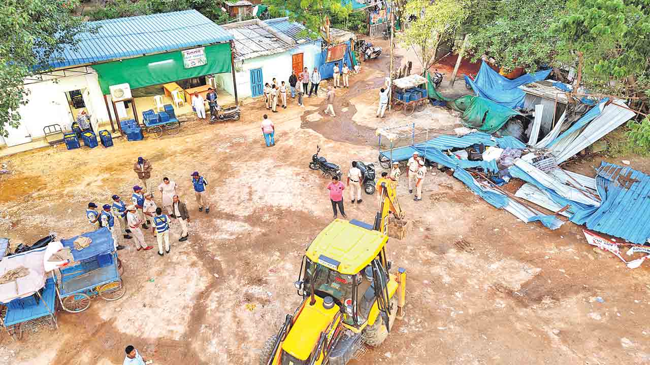 మూసీలో ఆక్రమణల తొలగింపు..