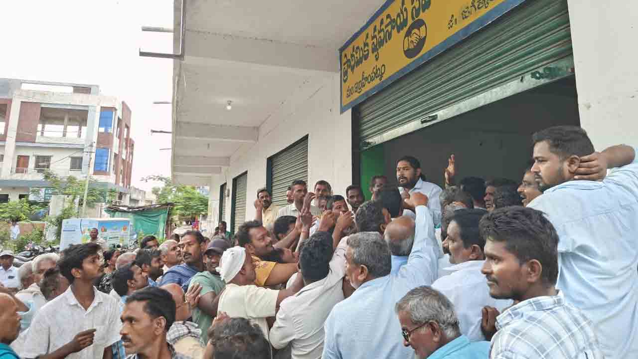 Ibrahimpatnam | ఇబ్రహీంపట్నంలో యూరియా కోసం రైతులకు తప్పని తిప్పలు..