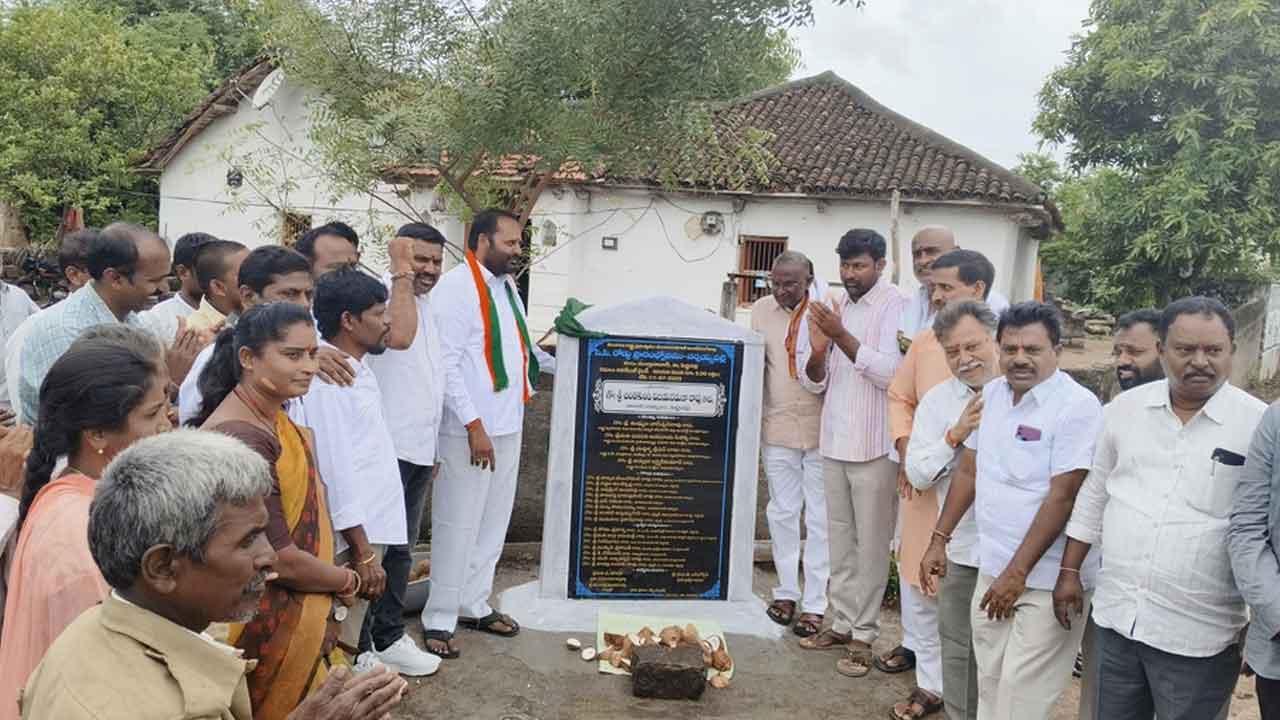 MLA Vijaya Ramana Rao | సీసీ రోడ్ల నిర్మాణానికి భూమిపూజ చేసిన ఎమ్మెల్యే విజయ రమణారావు