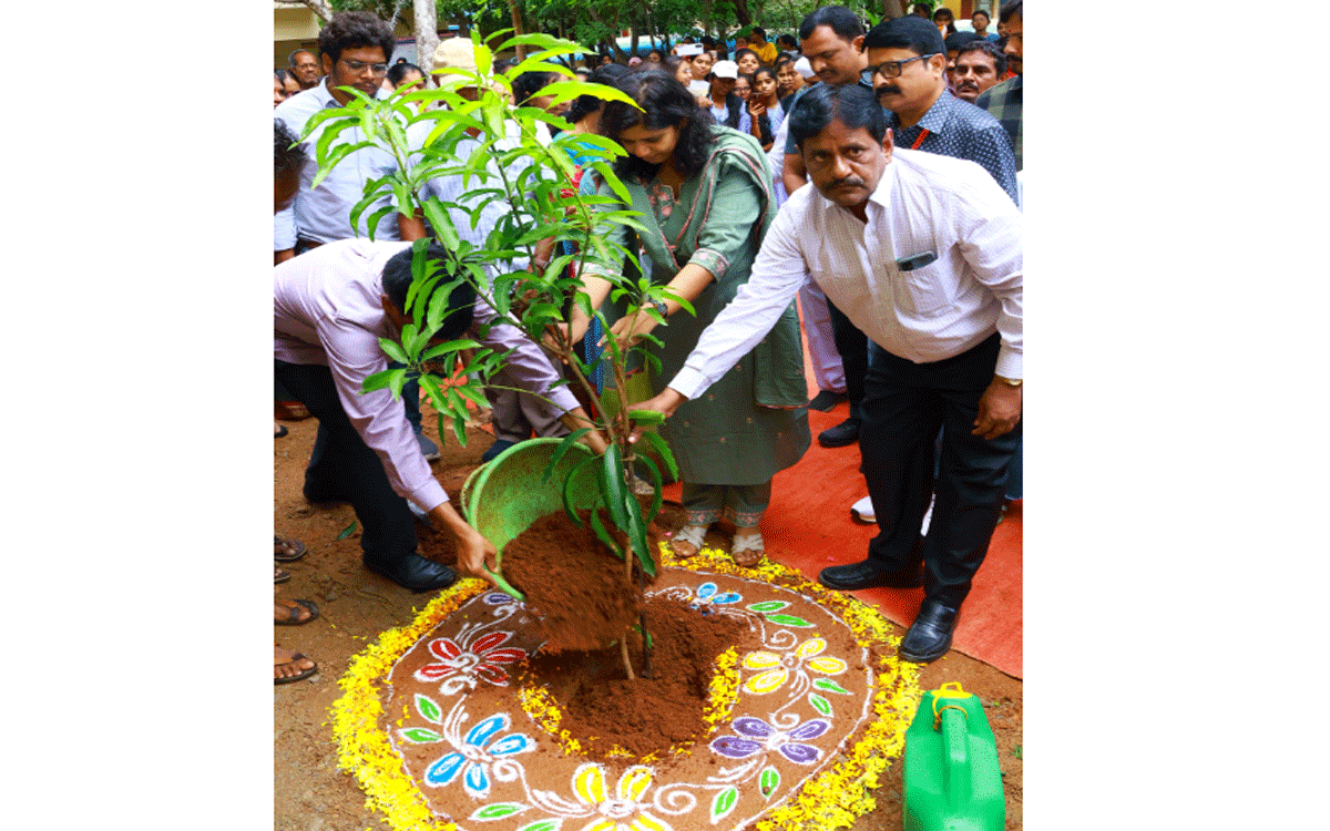 Nalgonda : ప్రతి ఒక్కరు మొక్కలు నాటి సంర‌క్షించాలి : కలెక్టర్ ఇలా త్రిపాఠి