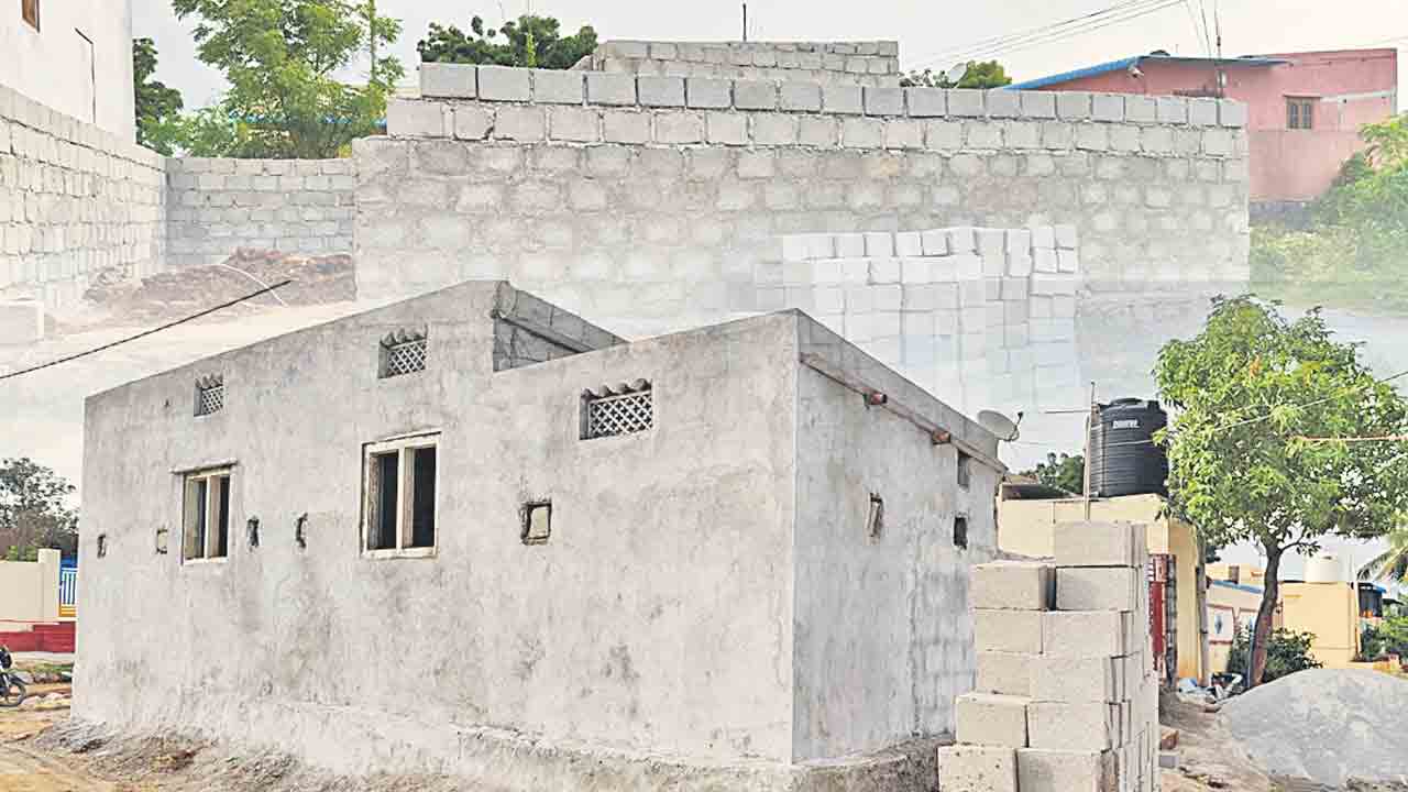 ప్రభుత్వ భూమిలో కబ్జాల పర్వం