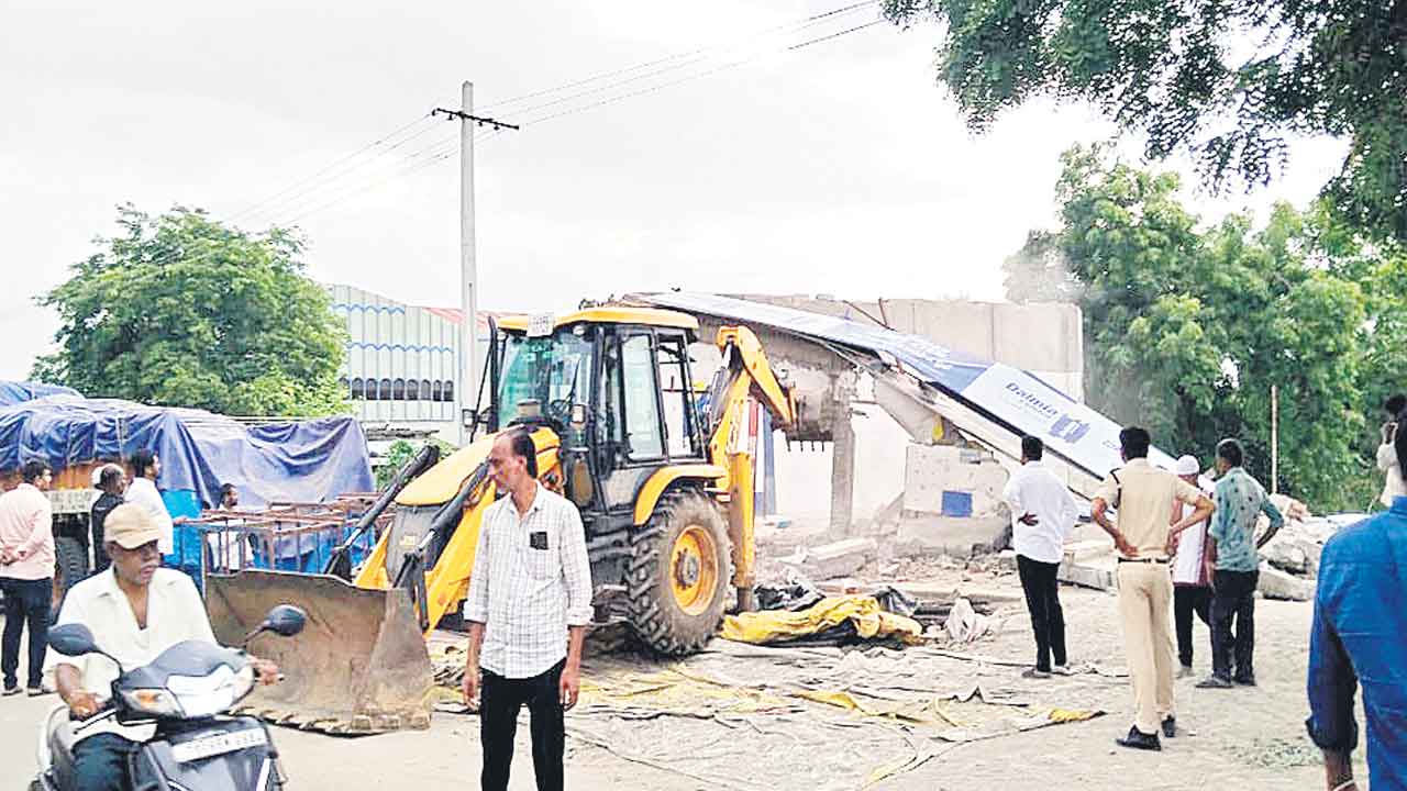 అక్రమ నిర్మాణం కూల్చివేత